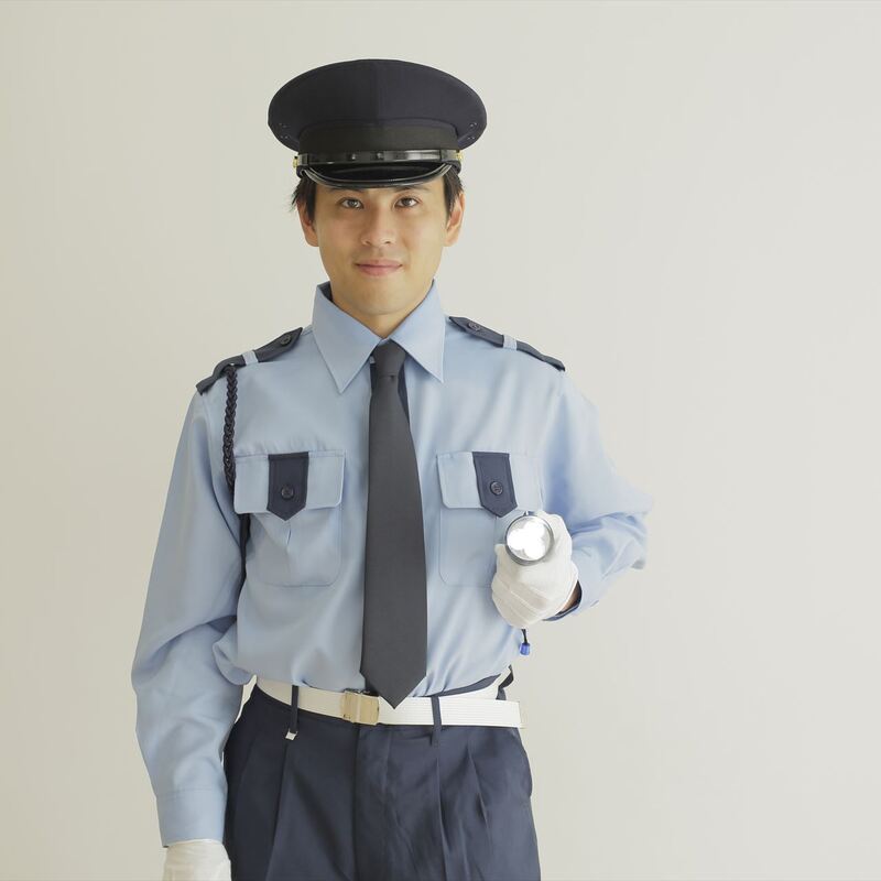 ライトをつける男性警備員
